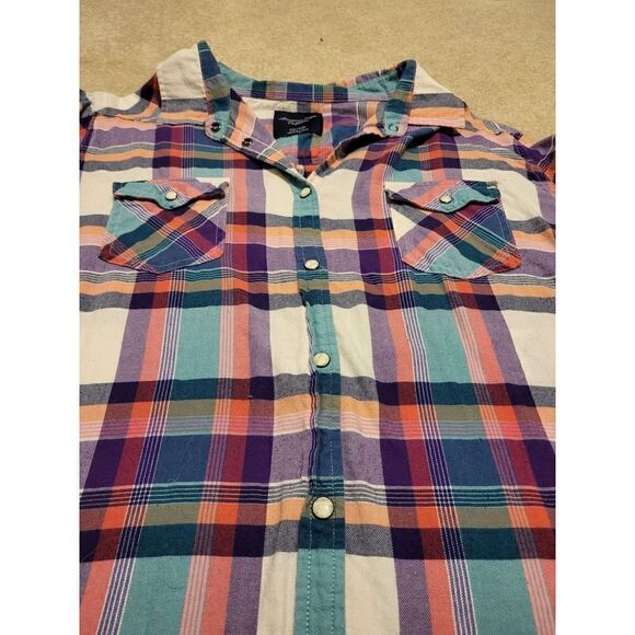American Eagle Outfitters plaid button-down - Picture 8 of 9